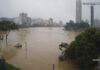 Rio Itajaí-Açu ultrapassa 8 metros e famílias vão para abrigo em Blumenau