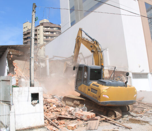 IMÓVEIS SÃO DEMOLIDOS PARA NOVA LIGAÇÃO COM A AVENIDA MARCOS KONDER