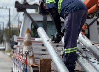 Semáforo é instalado em cruzamento do bairro Cordeiros após série de acidentes