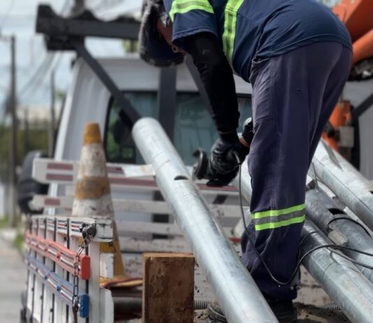 Semáforo é instalado em cruzamento do bairro Cordeiros após série de acidentes