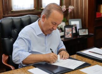 Santa Catarina proíbe conteúdos impróprios para crianças e jovens nas escolas com nova lei sancionada pelo governador