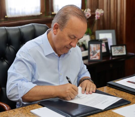 Santa Catarina proíbe conteúdos impróprios para crianças e jovens nas escolas com nova lei sancionada pelo governador