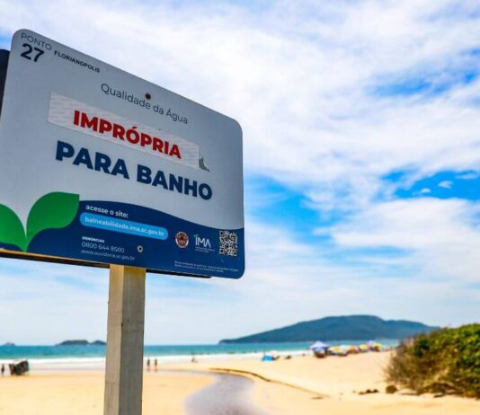 SC retira placas de ‘própria’e ‘imprópria’ para banho das praias; saiba mais