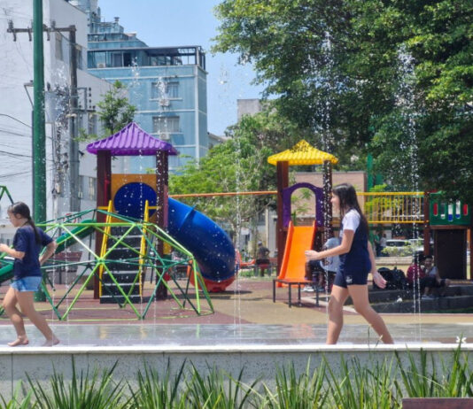 Secretaria de Obras limpa vala da Praia Brava e chafariz da Praça dos Correios, em Itajaí