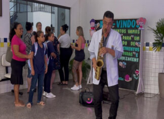 Professores recepcionam alunos da rede pública de Itajaí com festa no primeiro dia de aula