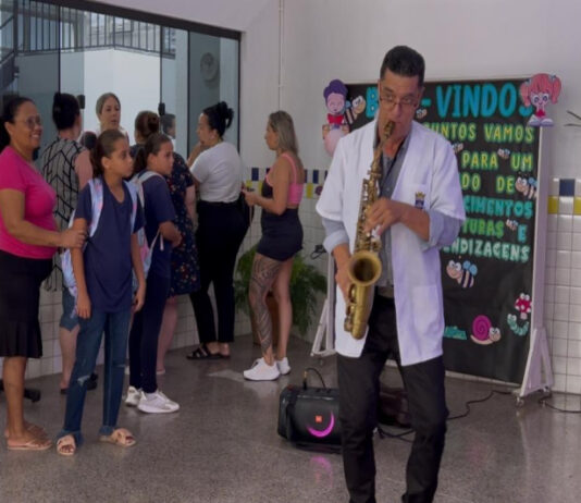 Professores recepcionam alunos da rede pública de Itajaí com festa no primeiro dia de aula