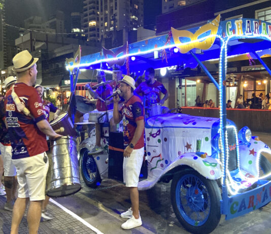 Charanga e Bonde do Siri Sarado percorrem os bairros de Itajaí levando festa e animação