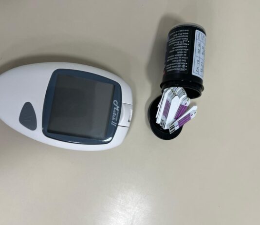 Secretaria de Saúde de Itajaí entrega novos glicosímetros para pacientes do Programa de Diabetes