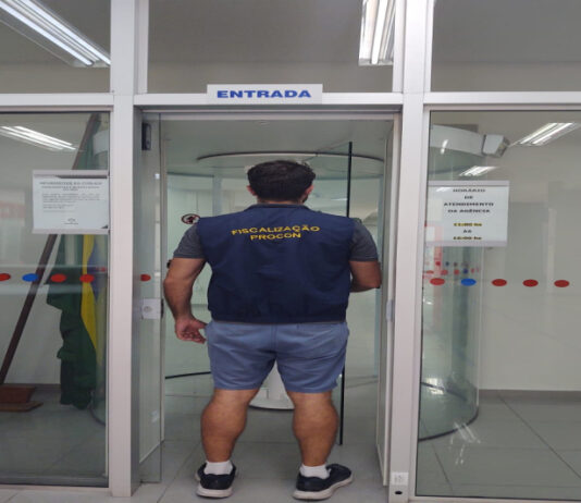 Procon de Itajaí fiscaliza bancos e autua estabelecimentos por filas abusivas