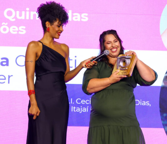 Professora de Educação Infantil de Itajaí recebe prêmio no Educador Nota 10