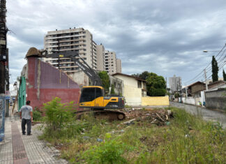 Obras na Rua do Porto avançam com demolição na Rua Tijucas em Itajaí