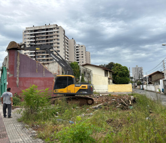 Obras na Rua do Porto avançam com demolição na Rua Tijucas em Itajaí