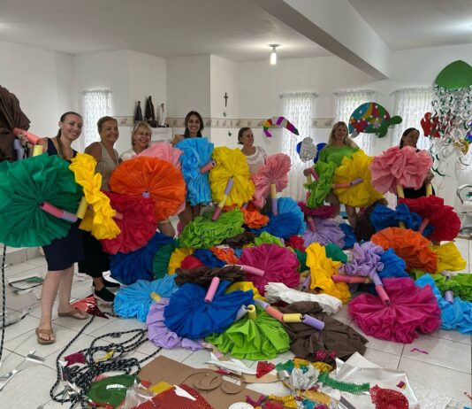 Bico do Papagaio em Itajaí ganha colar gigante de 40 metros para o Carnaval