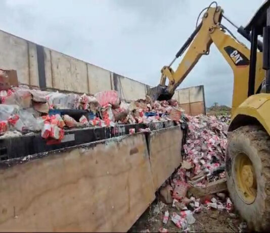 Vigilância Sanitária de Itajaí realiza o descarte da carga de leite vencido