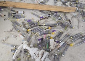 Vigilância Sanitária de Itajaí encontra seringas e ampolas em clínica odontológica abandonada