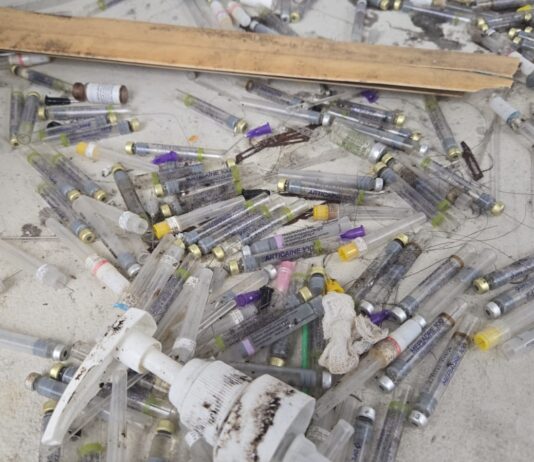 Vigilância Sanitária de Itajaí encontra seringas e ampolas em clínica odontológica abandonada