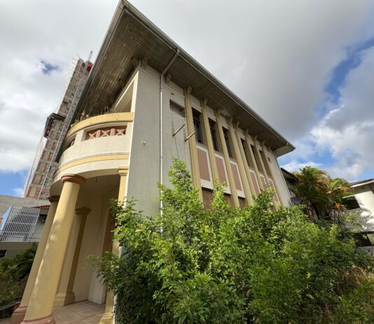 Vigilâncias de Itajaí fiscalizam antigo prédio da Polícia Federal e descartam risco de dengue