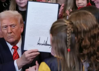 Trump assina ordem executiva proibindo mulheres trans em competições femininas nos EUA