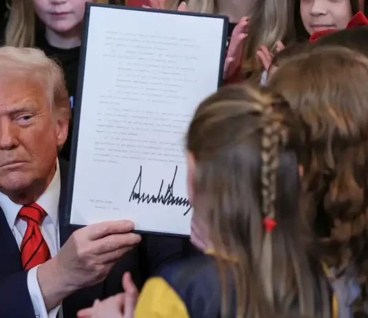 Trump assina ordem executiva proibindo mulheres trans em competições femininas nos EUA