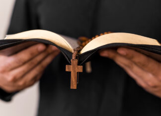 PSOL questiona Justiça sobre leitura obrigatória da Bíblia na Câmara de Itajaí