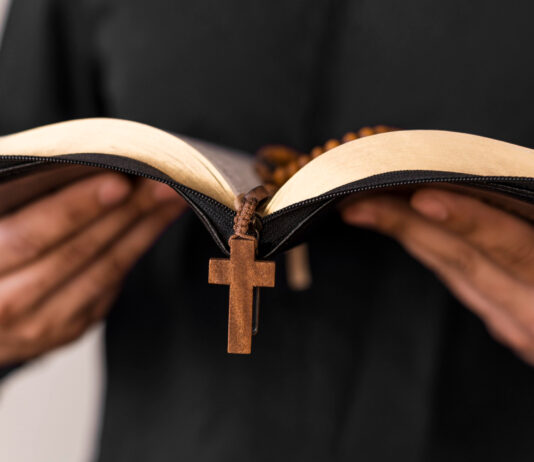 PSOL questiona Justiça sobre leitura obrigatória da Bíblia na Câmara de Itajaí