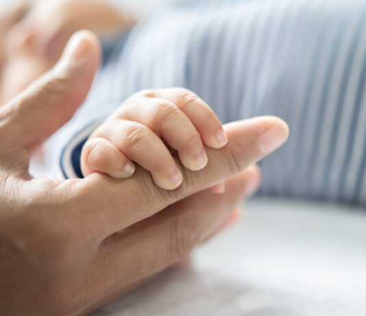 Homem é preso em SC por suspeita de tentar afogar bebê de 2 meses em vaso sanitário