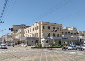 Mãe de gêmeos surpreende ao dar à luz trigêmeas após 35 semanas de gestação em SC