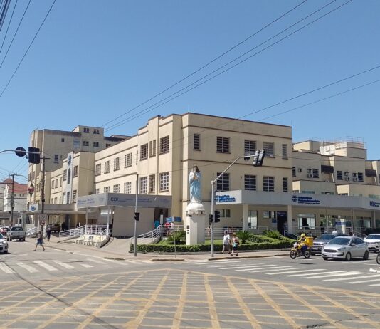 Mãe de gêmeos surpreende ao dar à luz trigêmeas após 35 semanas de gestação em SC