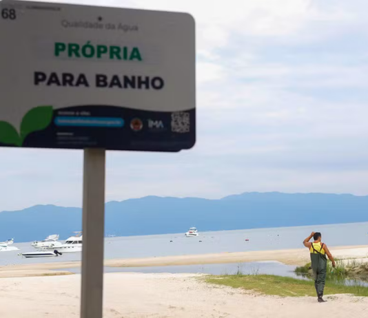 MPSC cobra explicações do IMA sobre placas de balneabilidade com QR Code em SC
