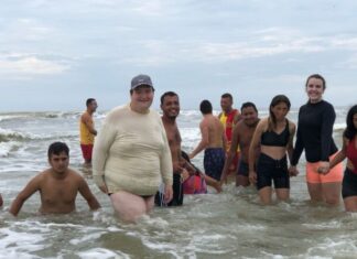 APAE de Navegantes realizou o tradicional banho de mar inclusivo nesta quinta-feira (20)