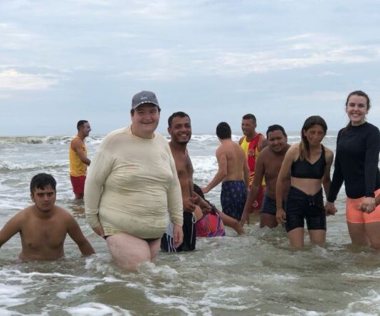 APAE de Navegantes realizou o tradicional banho de mar inclusivo nesta quinta-feira (20)