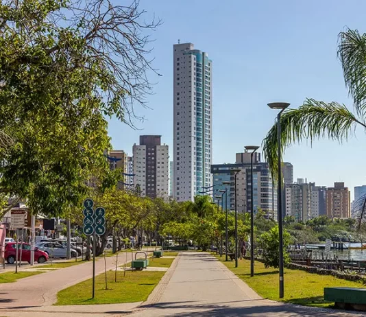 Disputa por ponto de caldo de cana e pastel termina em ataque com faca e gasolina em Itajaí