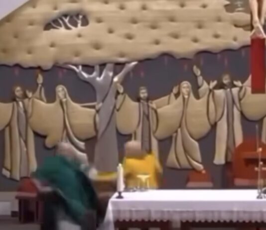 Homem invade igreja e tenta esfaquear padre no Canadá; veja o vídeo