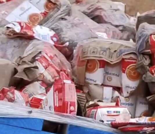 Carga de leite apreendida apodrece e espalha mau cheiro em bairro de Itajaí