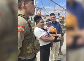 Policial heroico resgata bebê engasgada com água sanitária em Itajaí; veja o vídeo