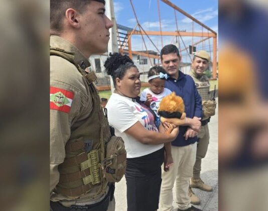 Policial heroico resgata bebê engasgada com água sanitária em Itajaí; veja o vídeo