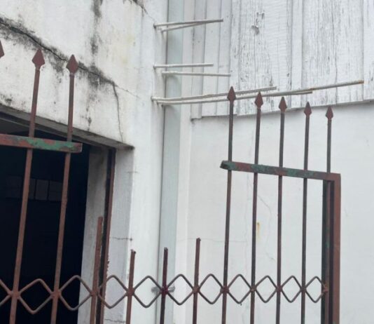 Criança é gravemente ferida após cair sobre cerca de ferro em SC