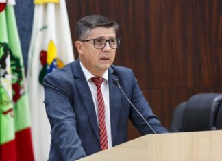 Vereador escorrega em costão e fica preso entre pedras durante a madrugada em Itajaí