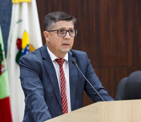 Vereador escorrega em costão e fica preso entre pedras durante a madrugada em Itajaí