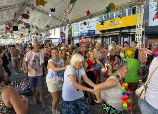 Alegria e muita dança marcaram o Baile de Carnaval da Melhor Idade em Itajaí