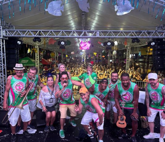 Mais de 40 mil foliões celebram o Carnaval Papa Siri em Itajaí com muita alegria e animação