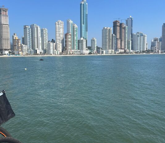Após anos, Praia Central de Balneário Camboriú alcança 100% de balneabilidade