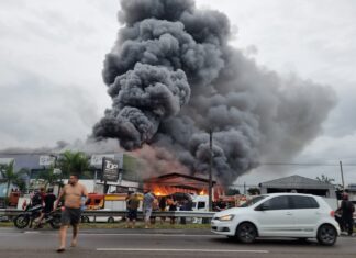 FOTOS: Galpão na BR-101 é destruído e empresária relata prejuízo milionário sem seguro