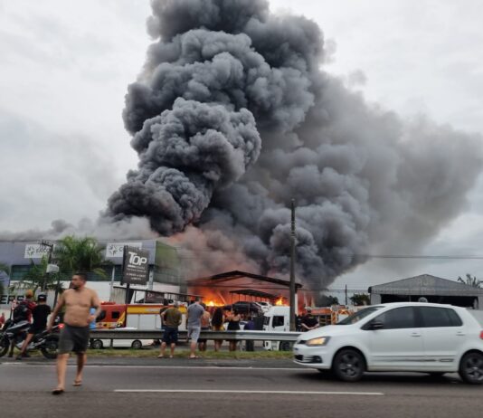 FOTOS: Galpão na BR-101 é destruído e empresária relata prejuízo milionário sem seguro