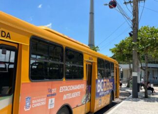 Ônibus é levado em Balneário Camboriú enquanto motorista faz parada rápida
