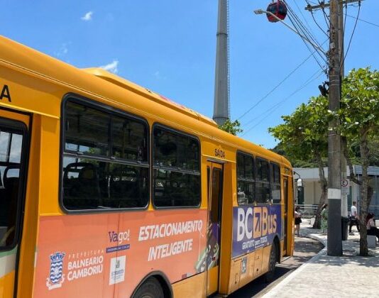 Ônibus é levado em Balneário Camboriú enquanto motorista faz parada rápida