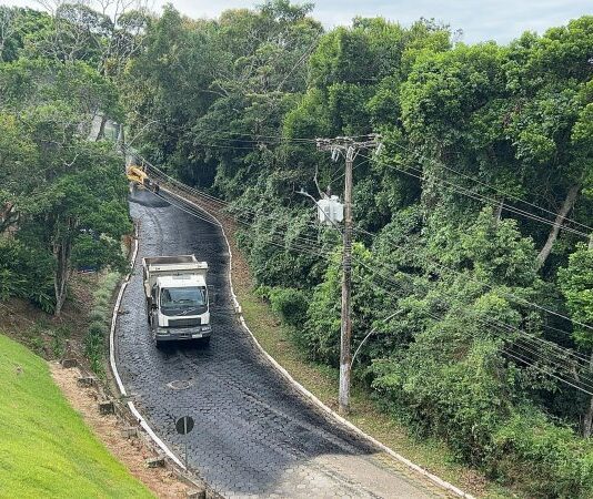 Após muita espera, asfaltamento do Morro da Cruz em Itajaí começou nesta quarta-feira (27)