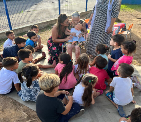 Moradora mais idosa de Itajaí visita Centro Educacional e compartilha histórias