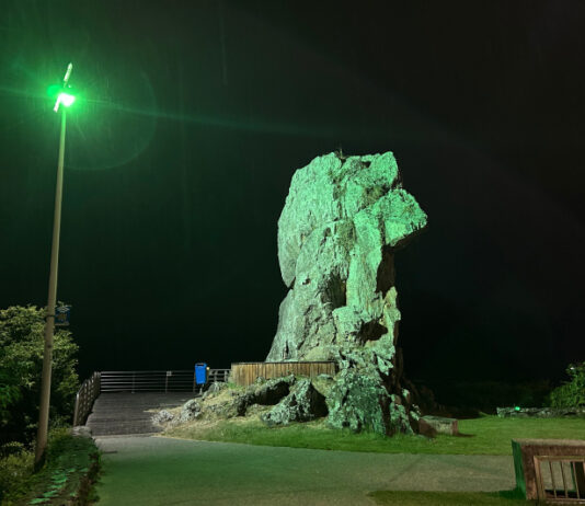 Bico do Papagaio ganha iluminação especial em apoio ao Abril Verde