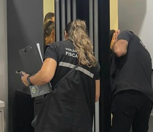 Câmara de bronzeamento é interditada em Itajaí durante fiscalização em salões de beleza